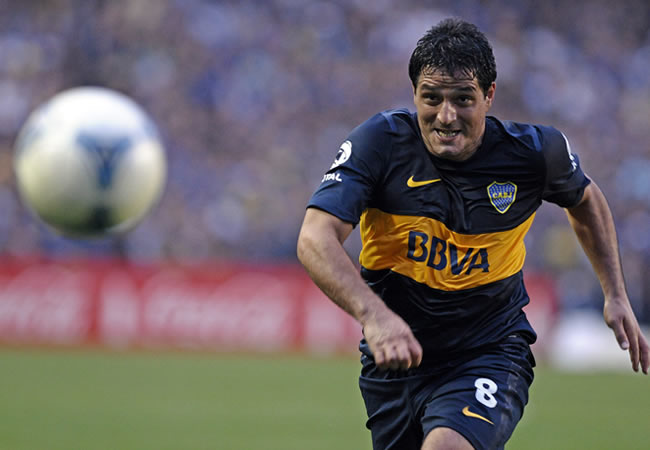 El jugador de Boca Juniors Diego Rivero corre por el balón. Foto: EFE