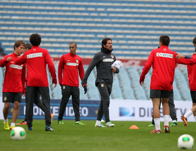 El técnico argentino del Atlético de Madrid, Diego Simeone, dirige un entrenamiento. Foto: EFE