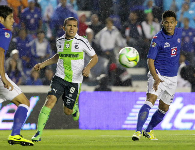 El delantero colombiano Teófilo Gutiérrez de Cruz Azul (d) enfrenta a Santos Laguna. Foto: EFE