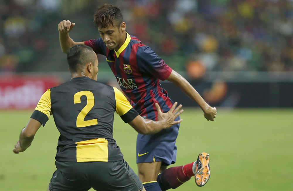El jugador brasileño Neymar durante el partido del FC Barcelona ante Malaysia XI. Foto: EFE