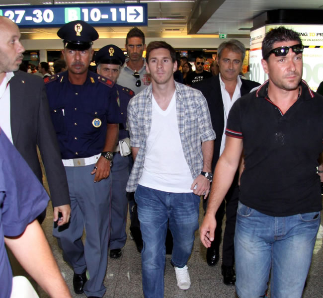 El futbolista argentino Leo Messi llega al aeropuerto Fiumicino, de la ciudad de Roma. Foto: EFE