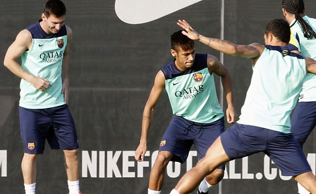 El delantero brasileño del FC Barcelona, Neymar da Silva (c), y el argentino Leo Messi (i), durante el entrenamiento. Foto: EFE