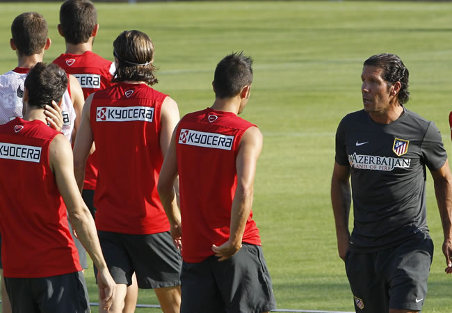 El DT del Atlético de Madrid, el argentino Diego Simeone (d), da instrucciones a sus jugadores. Foto: EFE