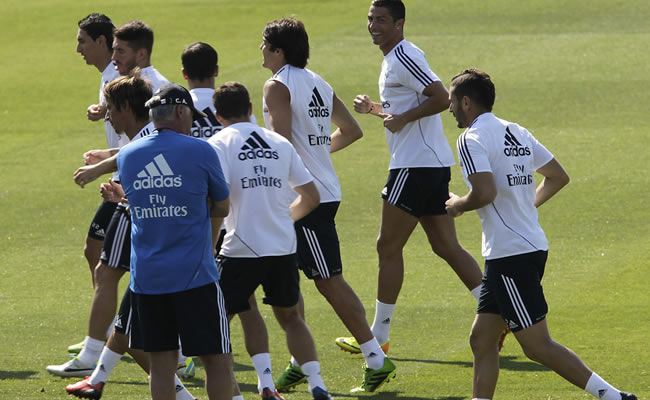El entrenador del Real Madrid, el italiano Carlo Ancelotti (de espaldas), observa a los jugadores del equipo. Foto: EFE