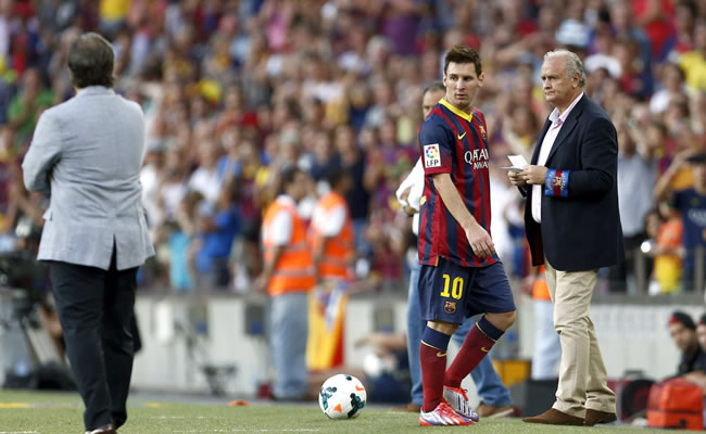 El argentino del Barcelona Leo Messi (c) tras ser sustituido en su partido ante el Levante. Foto: EFE