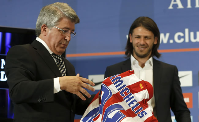 Martín Demichelis con Enrique Cerezo, presidente del Atlético de Madrid. Foto: EFE