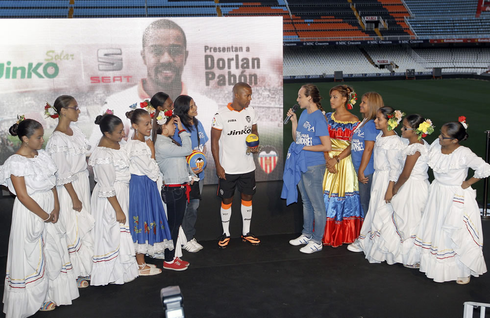 El delantero colombiano Dorlan Pabón (c), es saludado por colombianos residentes en Valencia durante su presentación oficial como nuevo jugador del equipo valenciano. Foto: EFE