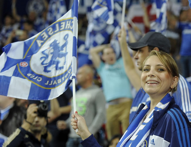 Seguidores del Chelsea animan antes del inicio de la final de la Supercopa europea disputada en Praga. Foto: EFE