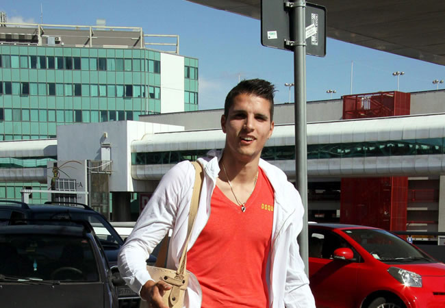 El centrocampista argentino del As Roma, Erik Lamela, a su llegada al aeropuerto de Fiumicino, en Roma. Foto: EFE