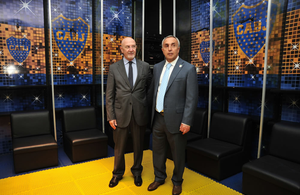 El presidente del Comité Olímpico Español (COE), Alejandro Blanco (d), junto al vicepresidente del club Boca Juniors de Argentina, Oscar Moscariello. Foto: EFE