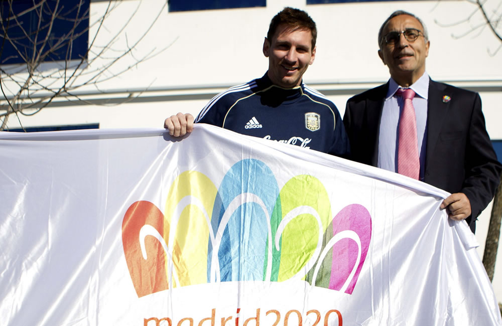 Messi se pone la camiseta de Madrid 2020. Foto: EFE