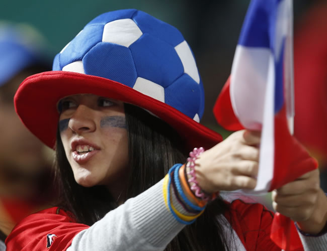 Aficionados chilenos asisten al partido entre Chile y Venezuela por las eliminatorias. Foto: EFE