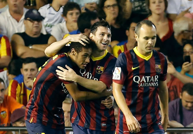 El delantero argentino del FC Barcelona Leo Messi (c) celebra su tercer gol con el brasileño Neymar Da Silva (i), junto a Andrés Iniesta. Foto: EFE