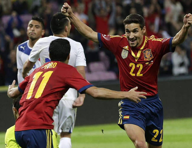 El jugador español Jesús Navas (dcha) celebra con su compañero Pedro el gol conseguido durante el partido amistoso que les ha enfrentado a Chile. Foto: EFE