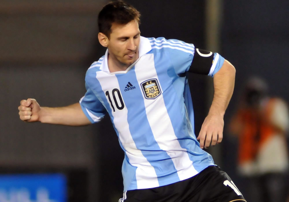 Leo Messi de Argentina celebra un gol ante Paraguay. Foto: EFE