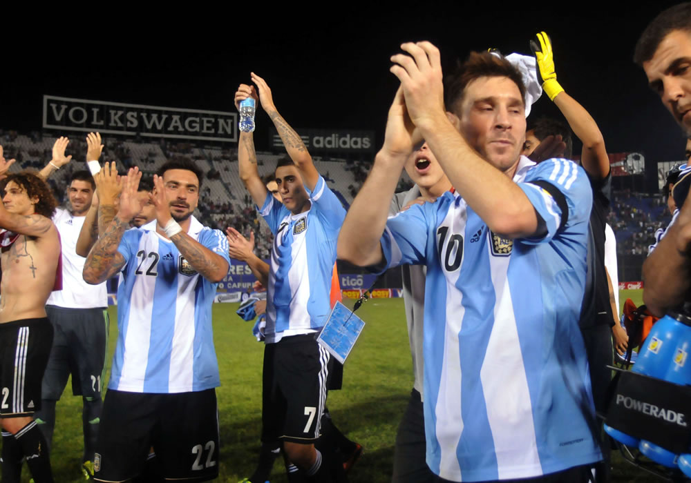 Leo Messi (d) de Argentina celebra con sus compañeros de equipo. Foto: EFE