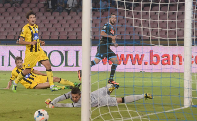 Higuaín y Callejón mantienen líder al Nápoles; Balotelli salva al Milán. Foto: EFE