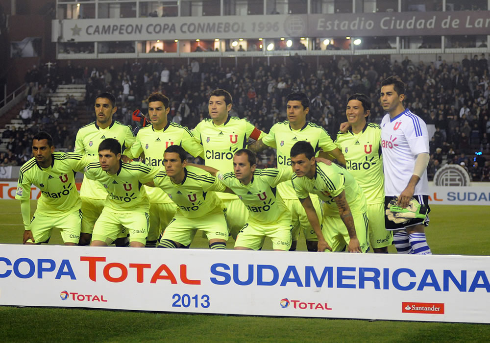 Los jugadores de la Universidad de Chile posan antes de enfrentar a Lanús. Foto: EFE