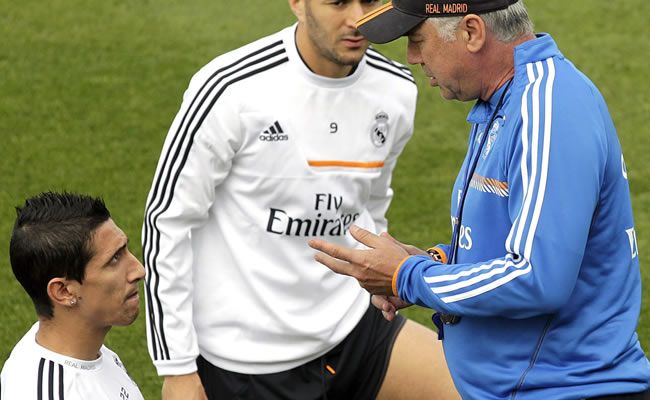 El técnico del Real Madrid Carlo Ancelotti (d) y los jugadores Di María y Karim Benzema. Foto: EFE