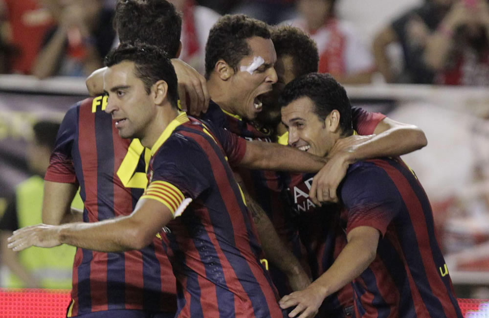 Los jugadores del FC Barcelona celebran el gol marcado por su compañero Pedro Rodríguez ante el Rayo Vallecano, el tercero del equipo. Foto: EFE