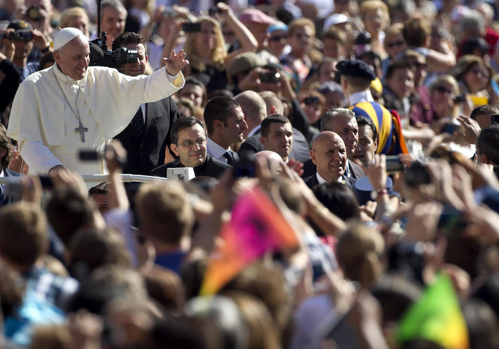 El papa Francisco durante su audiencia general en la plaza de San Pedro en el Vaticano. Foto: EFE
