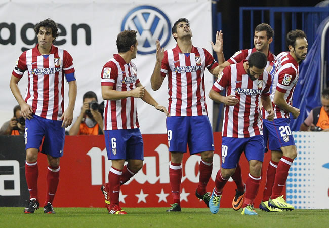 Los jugadores del Atlético de Madrid felicitan al delantero brasileño Diego Costa. Foto: EFE
