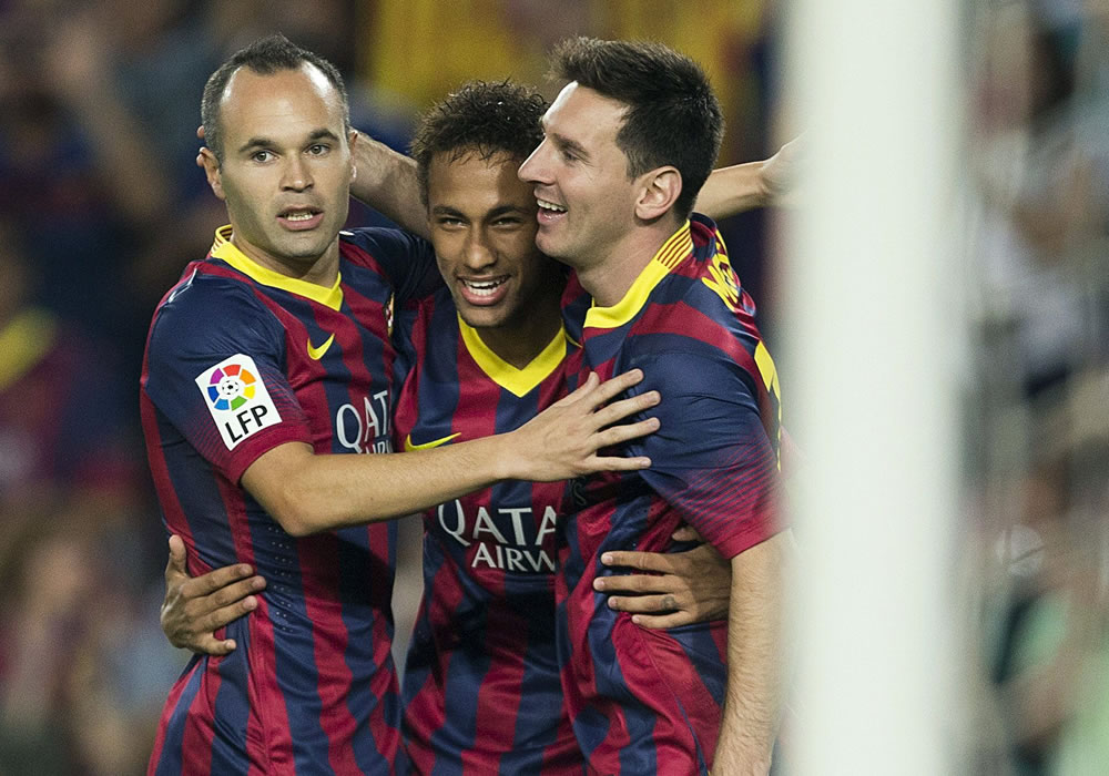 El brasileño del F.C. Barcelona Neymar Jr. (c), celebra con sus compañeros Andrés Iniesta (i) y el argentino Leol Messi el gol que ha marcado a la Real Sociedad. Foto: EFE