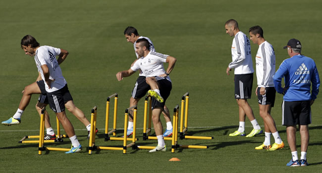 El técnico del Real Madrid, Carlo Ancelotti (d), observa a los jugadores. Foto: EFE