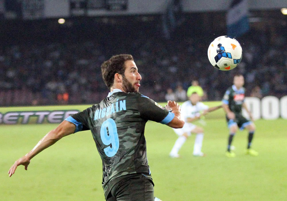 El jugador del Nápoles, el argentino Gonzalo Higuaín en acción ante el Sassuolo. Foto: EFE