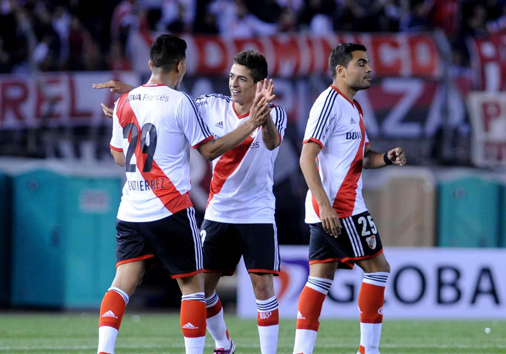 Los jugadores de River Plate festejan su victoria por dos a cero ante la Liga de de Loja. Foto: EFE