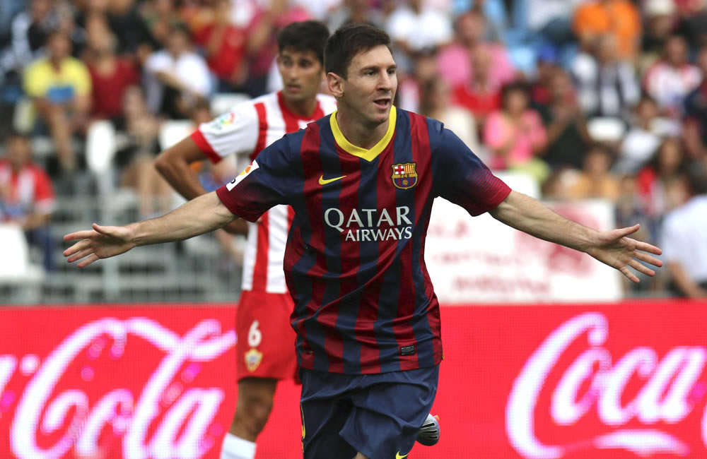 El delantero argentino del FC Barcelona Leo Messi celebra el primer gol de su equipo ante el Almería. Foto: EFE