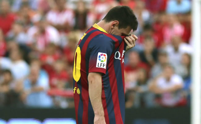 El delantero argentino del FC Barcelona Leo Messi se retira del terreno de juego tras lesionarse en el partido ante el Almería. Foto: EFE