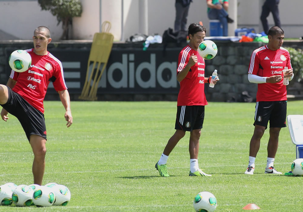 Los jugadores de la selección mexicana de fútbol Jorge Torres Nilo (i), Lucas Lobos (c) y Carlos Salcido (d) durante un entrenamiento. Foto: EFE