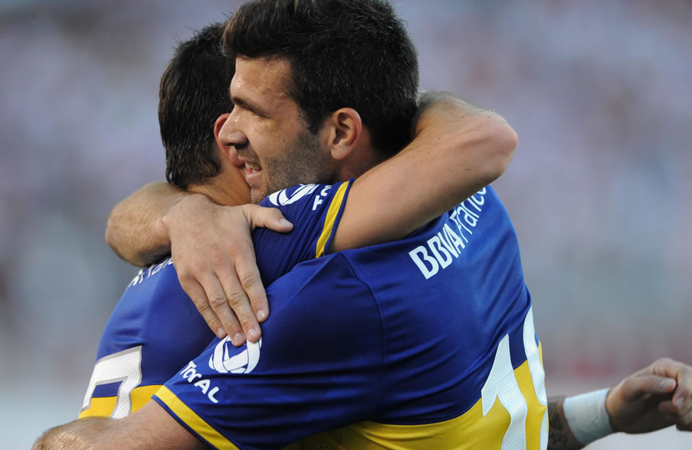 Emanuel Gigliotti (d) del Boca Juniors celebra un gol con su compañeros de equipo Juan Manuel Martínez. Foto: EFE