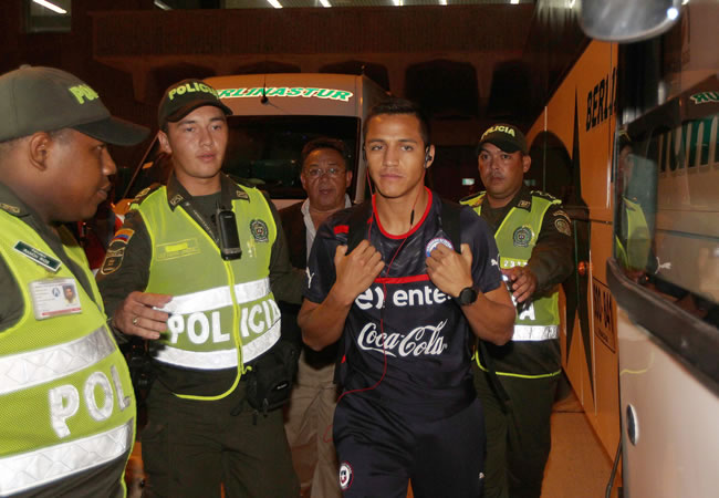 Foto cedida por la Asociación Nacional de Fútbol Profesional (ANFP) de Chile muestra al jugador de la selección nacional de Chile, Alexis Sanchez (c), a su llegada a Barranquilla. Foto: EFE