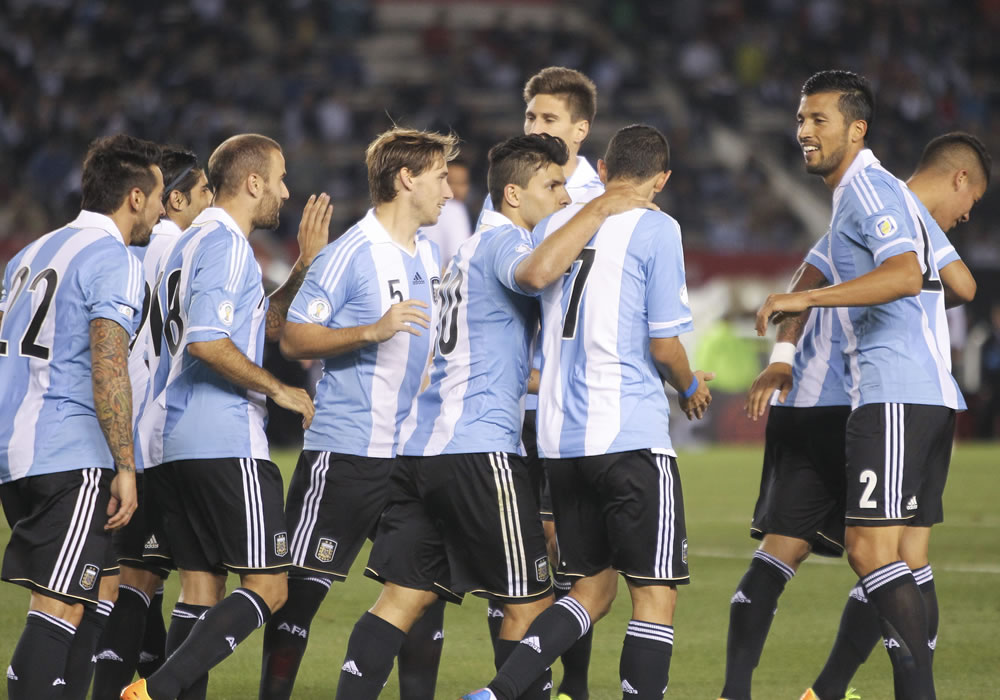 Los jugadores de la selección de Argentina festejan su tercer gol ante Perú. Foto: EFE
