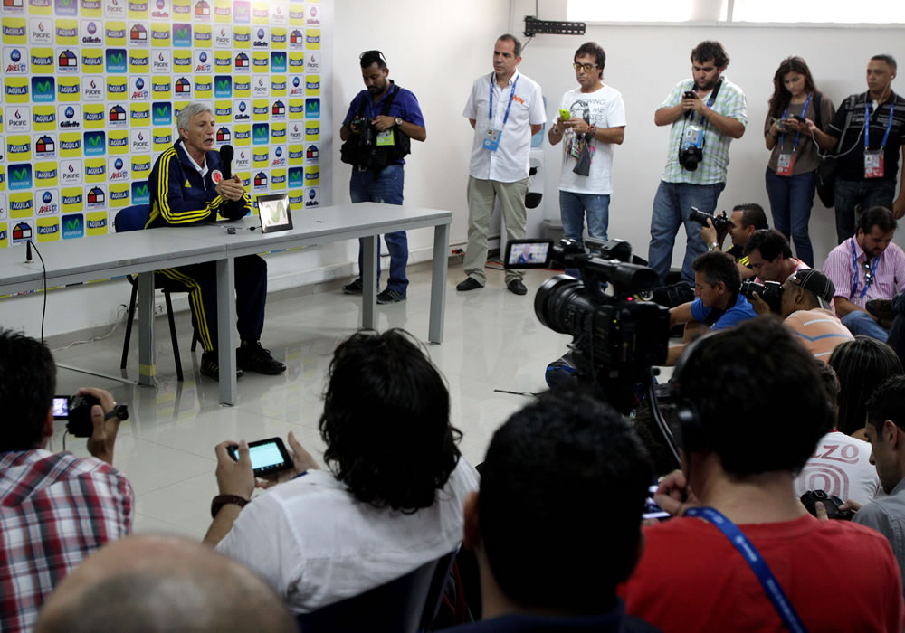 El director técnico de la selección colombiana de fútbol, el argentino José Pekerman (c), ofrece una rueda de prensa. Foto: EFE