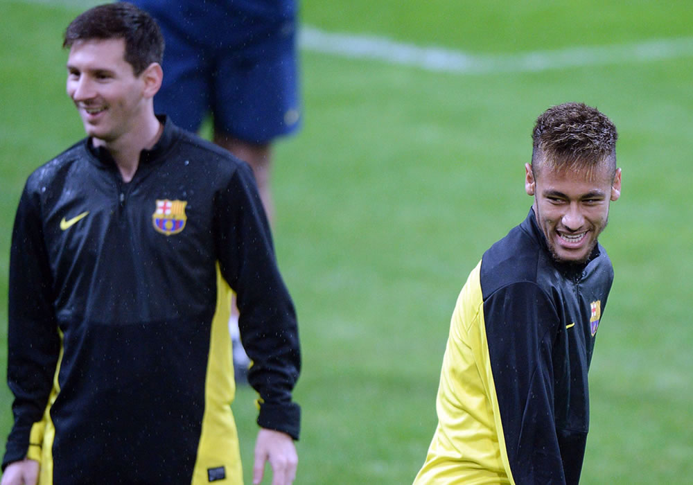 El argentino del FC Barcelona, Leo Messi (i) y el brasileño Neymar (d) durante el entrenamiento del equipo. Foto: EFE