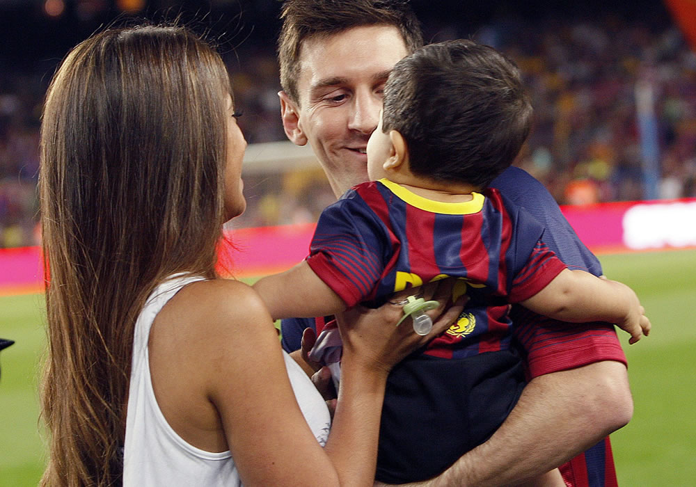 El delantero argentino del FC Barcelona Lionel Messi junto a su novia, la argentina Antonella Roccuzzo y su hijo Thiago, en el Camp Nou. Foto: EFE