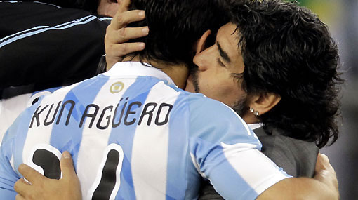 Sergio 'Kun' Agüero y Diego Maradona. Foto: EFE