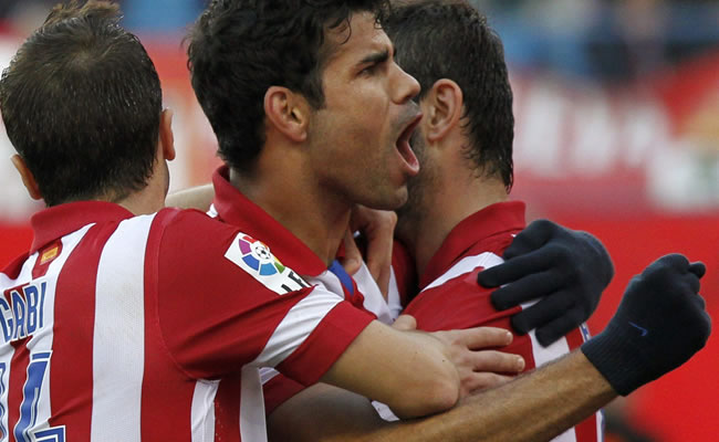 El delantero brasileño del Atlético de Madrid, Diego Costa (c) celebra con sus compañeros. Foto: EFE