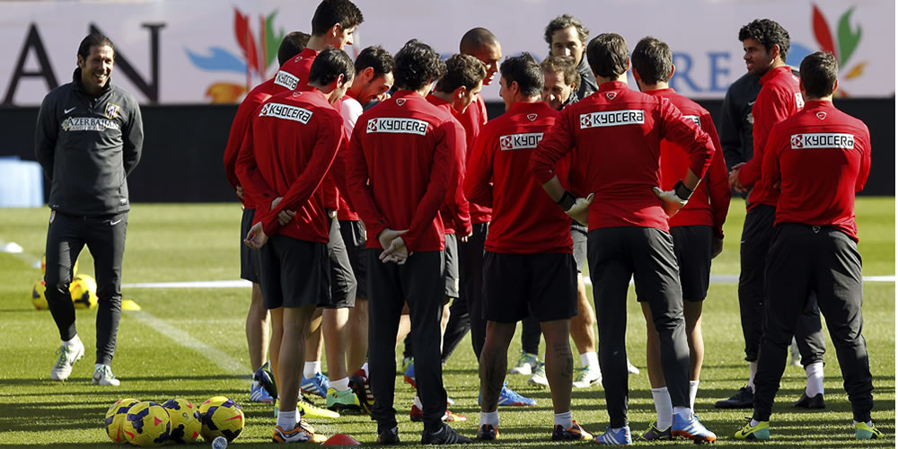 Los jugadores del Atlético Madrid, y el DT argentino Diego Simeone (i), durante el entrenamiento en el estadio Vicente Calderón. Foto: EFE