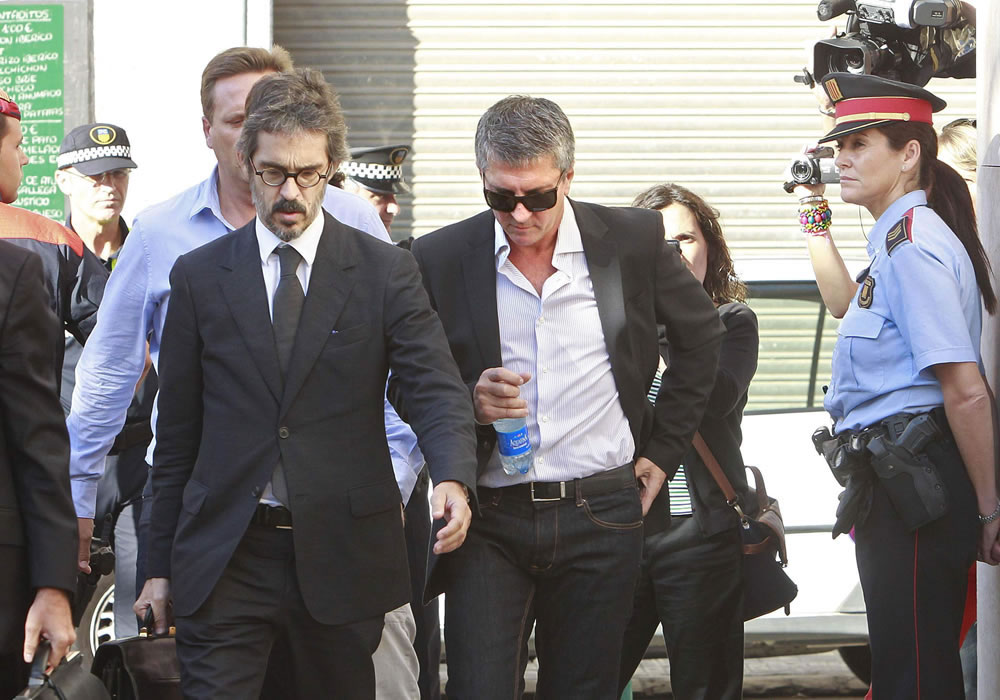 Jorge Messi, el padre del futbolista del FC Barcelona Lionel Messi, (d) acompañado de su abogado Cristobal Martell. Foto: EFE