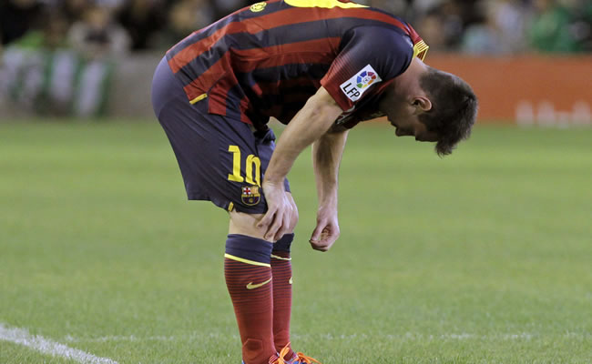El delantero argentino del Barcelona, Leo Messi, tras lesionarse en su partido ante el Real Betis. Foto: EFE