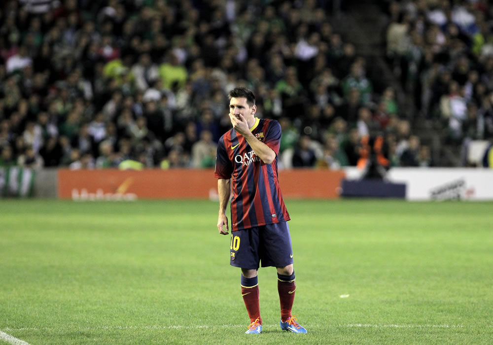 El delantero argentino del Barcelona Leo Messi, tras lesionarse ante el Real Betis. Foto: EFE