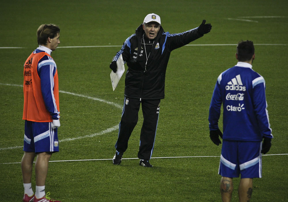 El entrenador de la selección argentina de fútbol, Alejandro Sabella (c), en una práctica en el estadio Red Bull Arena en Harrison. Foto: EFE