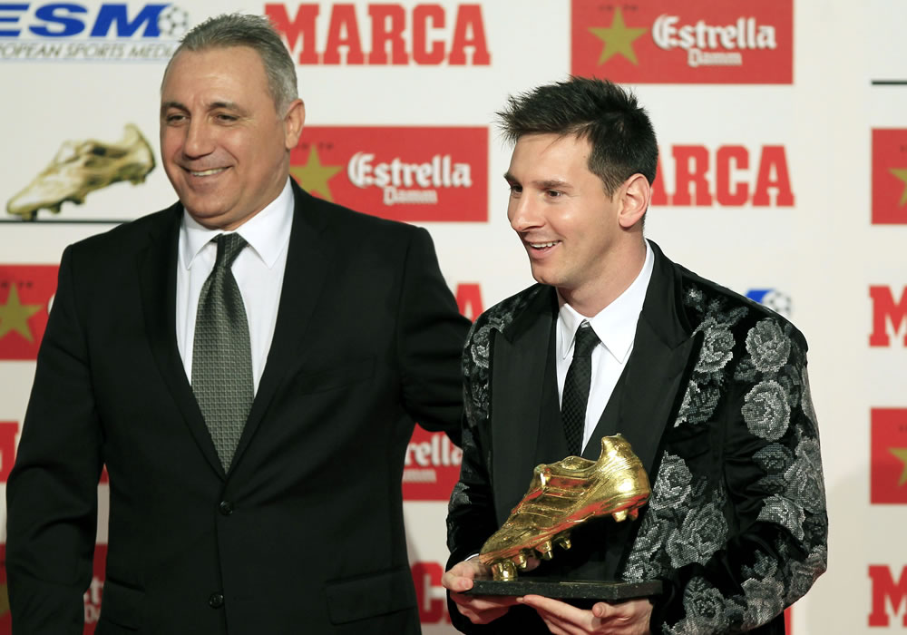 El delantero argentino del Barcelona Lionel Messi junto al exjugador búlgaro Hristo Stoichkov (i), tras recibir, en Barcelona, la Bota de Oro 2012-13. Foto: EFE