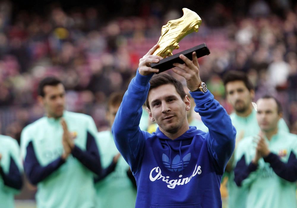 El delantero argentino del Barcelona Leo Messi (c) salta al Camp Nou con el trofeo de la Bota de Oro. Foto: EFE
