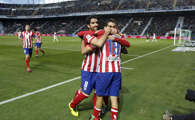 El delantero del Atlético de Madrid Diego Costa celebra con sus compañeros, el gol marcado ante el Elche. Foto: EFE
