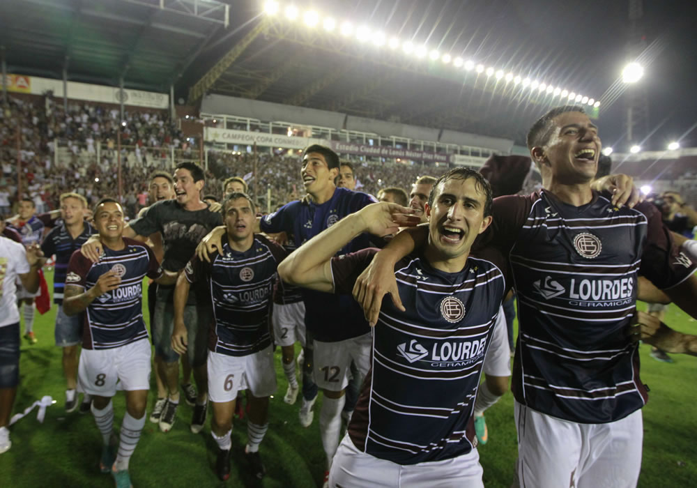 Jugadores de Lanús celebran tras vencer al Ponte Preta y coronarse campeones de la Copa Sudamericana. Foto: EFE